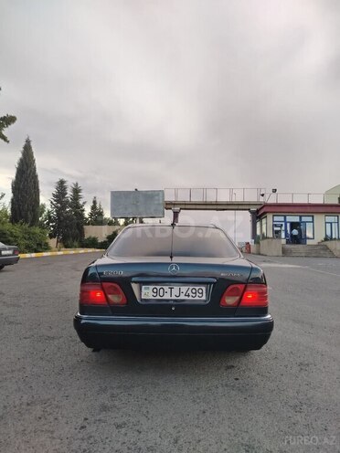 Mercedes E 200-10