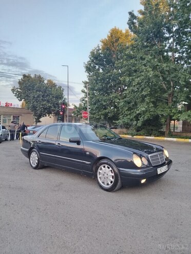 Mercedes E 200-11