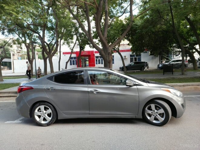 Hyundai Elantra-3