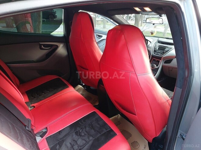 Hyundai Elantra-12