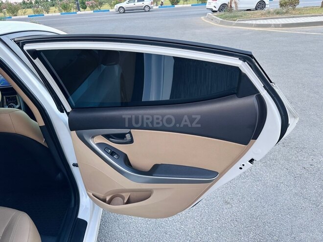 Hyundai Elantra-8