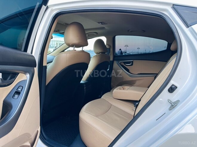 Hyundai Elantra-15