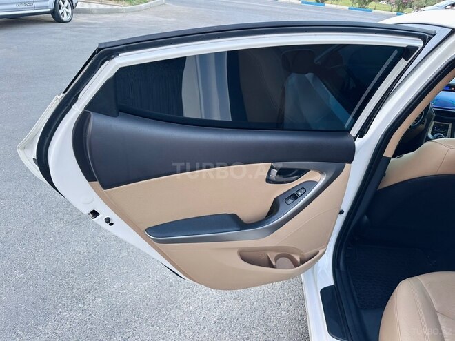 Hyundai Elantra-12