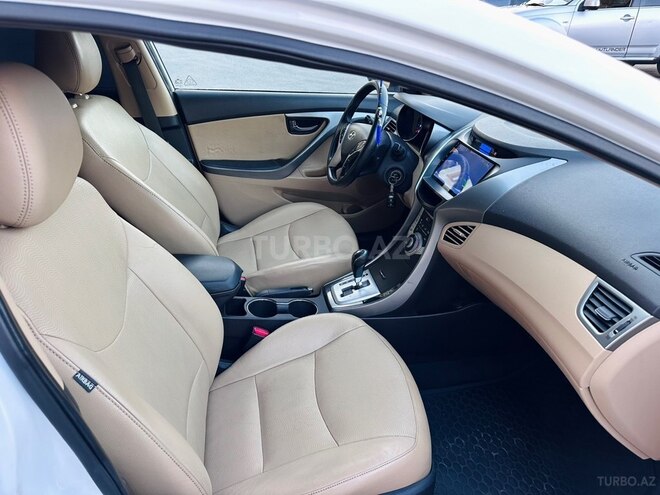 Hyundai Elantra-13