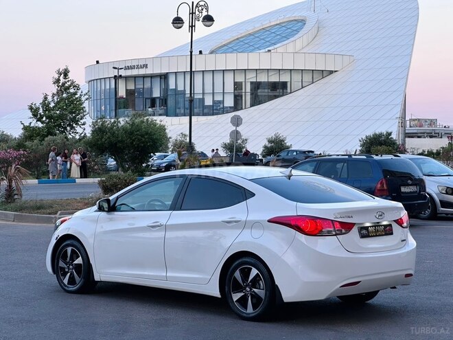 Hyundai Elantra-31