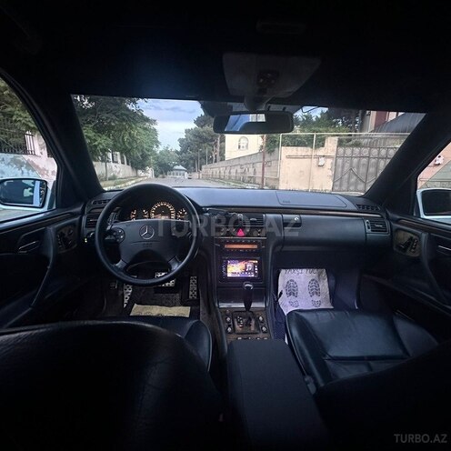 Mercedes E 320-8