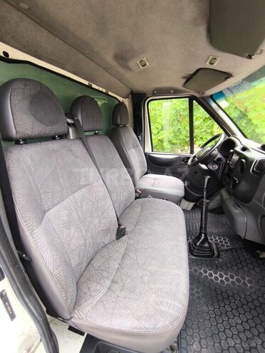Ford Transit-11