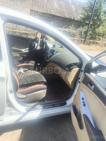 Hyundai Accent-6