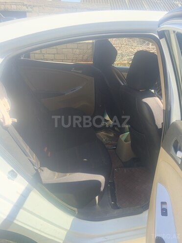 Hyundai Accent-7