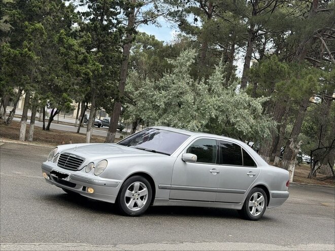 Mercedes E 240-4
