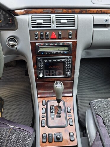 Mercedes E 320-9