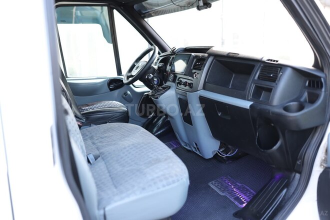 Ford Transit-13