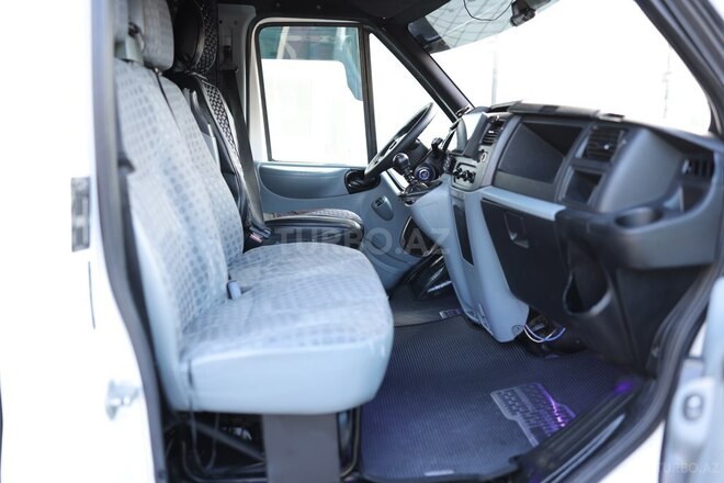 Ford Transit-12