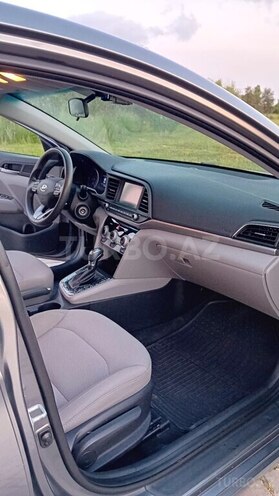 Hyundai Elantra-11