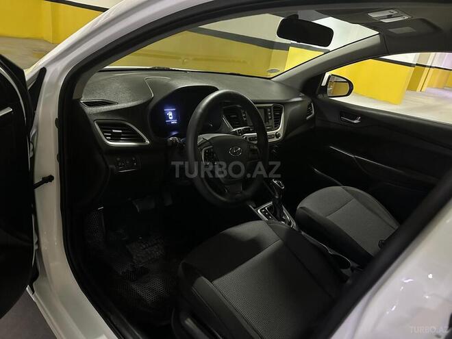 Hyundai Accent-12