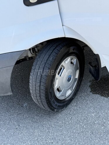 Ford Transit-12