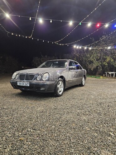 Mercedes E 270-1