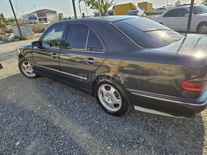 Mercedes E 270-9