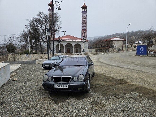 Mercedes E 270-2