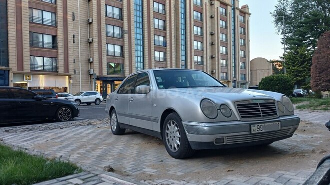 Mercedes E 240-1