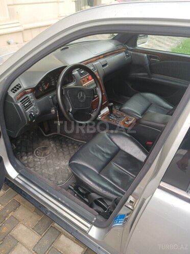 Mercedes E 240-5