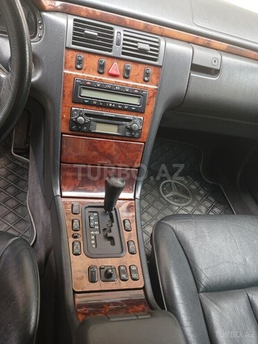 Mercedes E 240-6