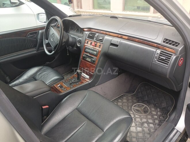 Mercedes E 240-11