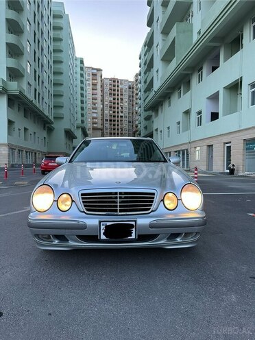 Mercedes E 240-1