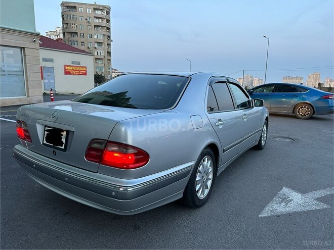 Mercedes E 240-4