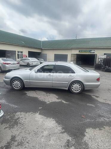 Mercedes E 240-4