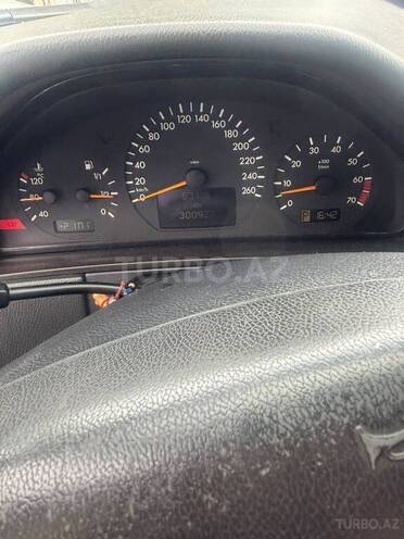 Mercedes E 240-11