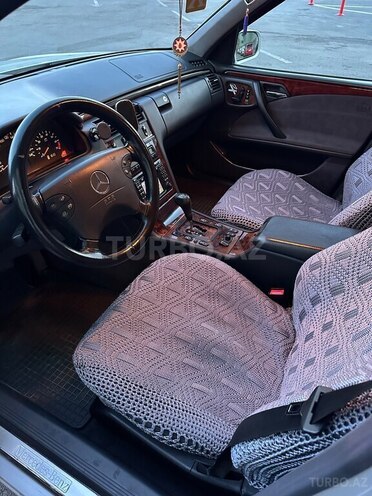 Mercedes E 240-11