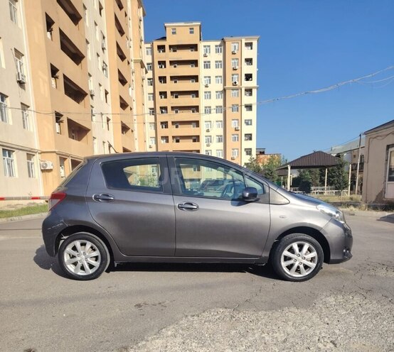 Toyota Vitz-5