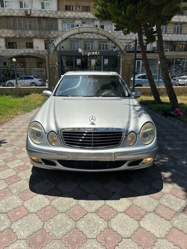 Mercedes E 240-1