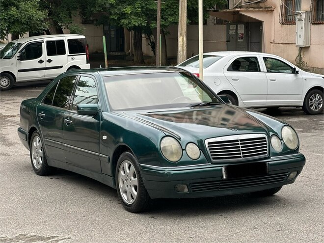 Mercedes E 200-11