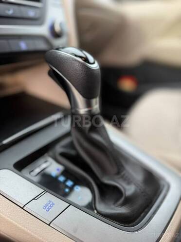 Hyundai Elantra-13