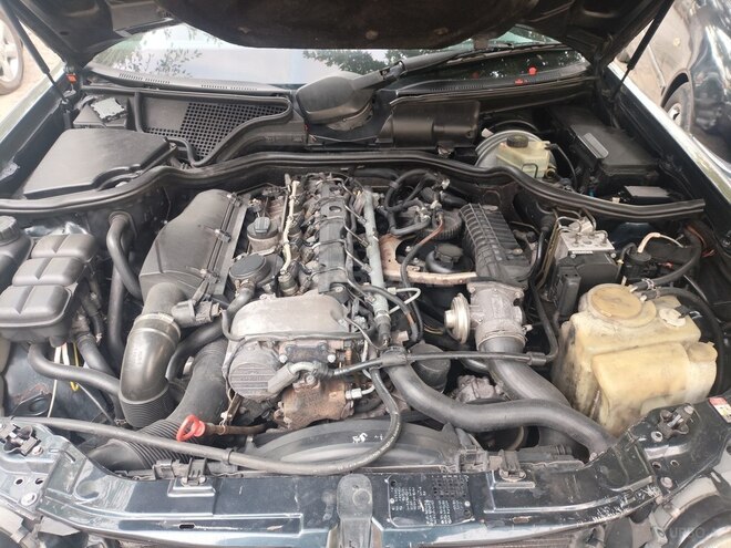 Mercedes E 270-12