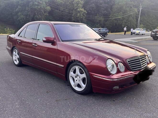 Mercedes E 220-11