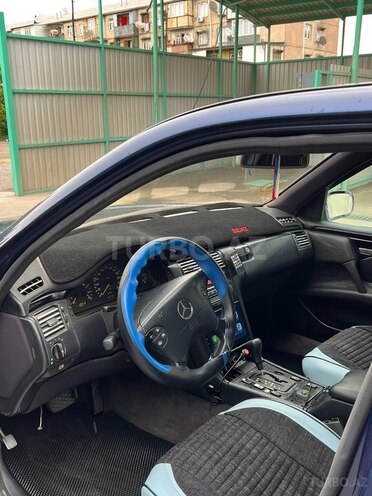Mercedes E 320-7