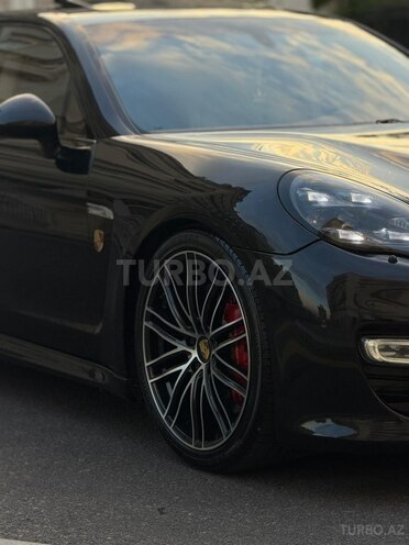 Porsche Panamera GTS-12