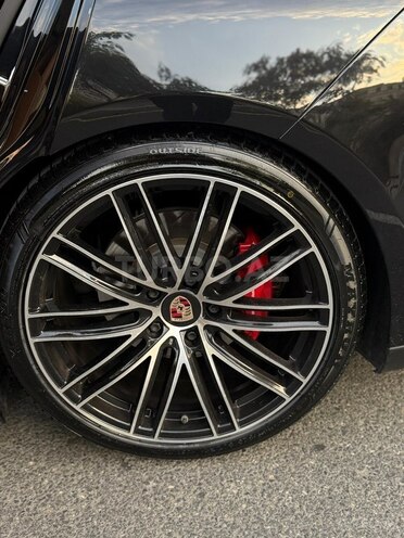 Porsche Panamera GTS-21