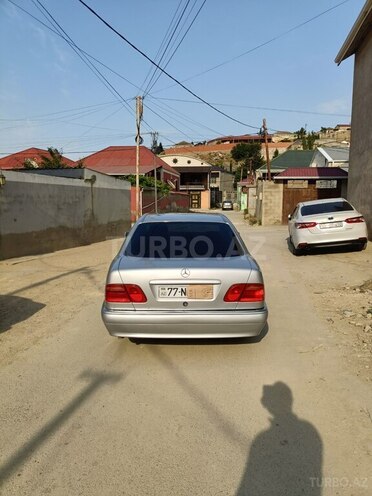Mercedes E 200-8