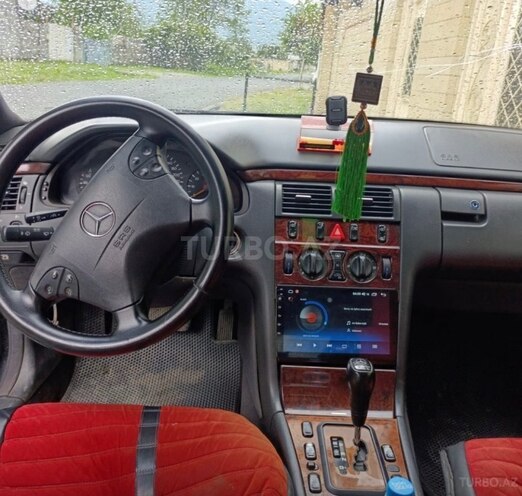 Mercedes E 240-5