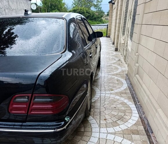 Mercedes E 240-4