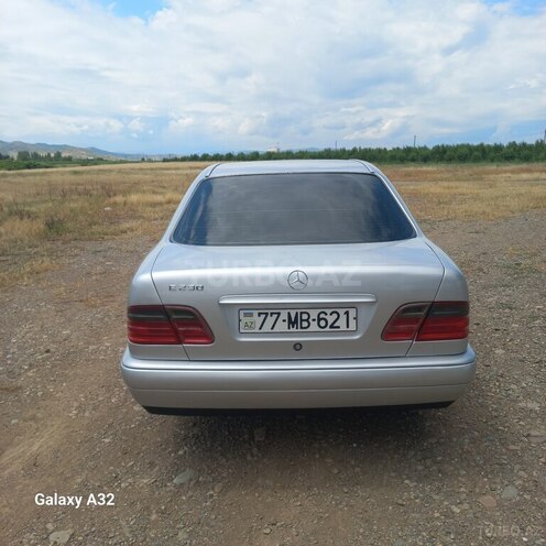 Mercedes E 230-3