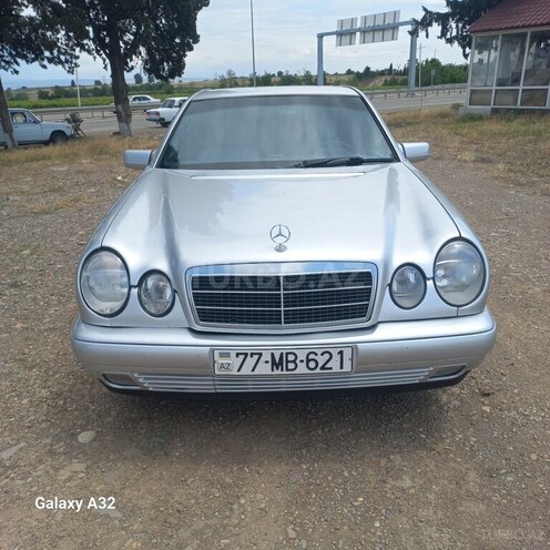 Mercedes E 230-1