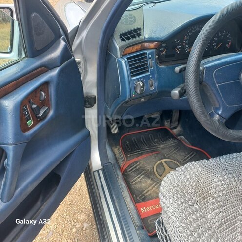 Mercedes E 230-11