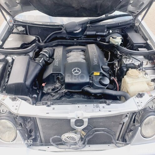 Mercedes E 240-5