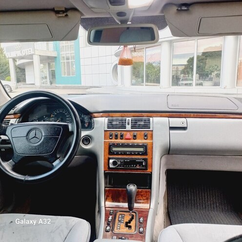 Mercedes E 240-6