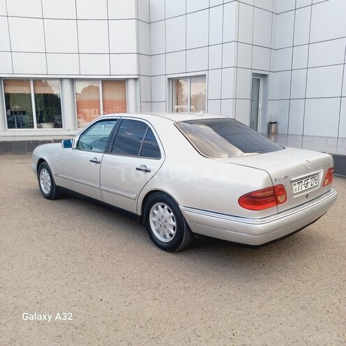 Mercedes E 240-11